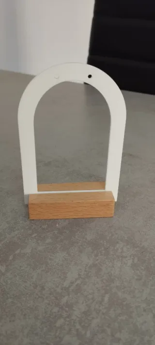 Expositor de pendientes blanco y madera