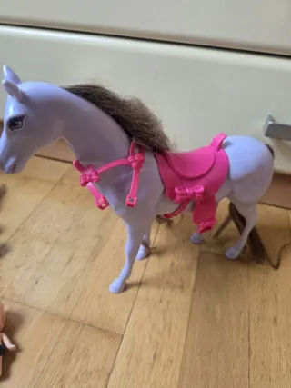 Caballo de Barby,muñecas y bebés. 4,30 EUROS