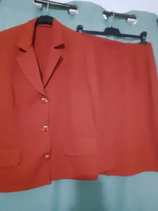 Traje de chaqueta y falda naranja