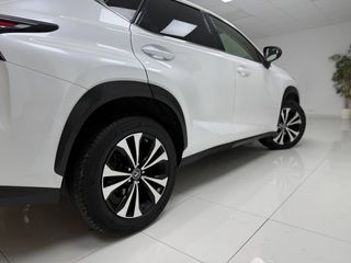 LEXUS NX 300h Premium 2WD desde 394€/mes*