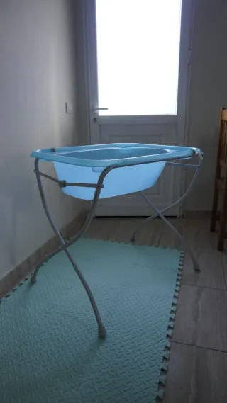 Bañera elevada para bebé con soporte plegable