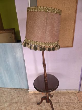 Lámpara de pie de madera con mesa