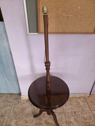 Lámpara de pie de madera con mesa