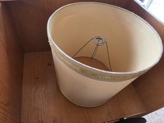 Lámpara de pie de madera con mesa