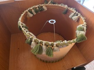 Lámpara de pie de madera con mesa