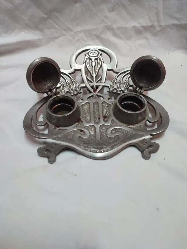 Antico calamaio in metallo con coperchio