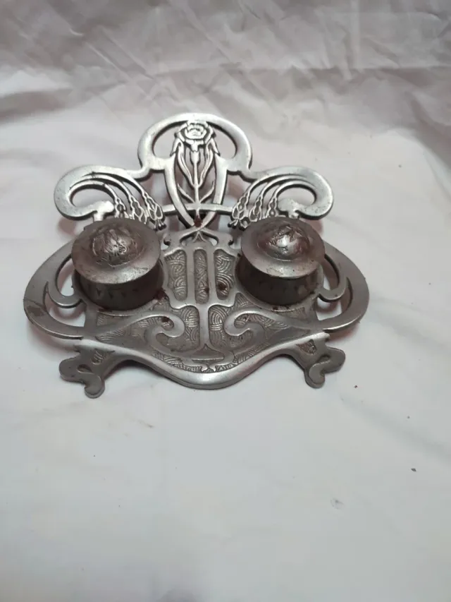 Antico calamaio in metallo con coperchio