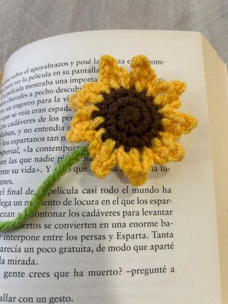 Marcapáginas de crochet en forma de girasol