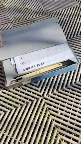 Cierrapuertas TS 68 plata DORMA