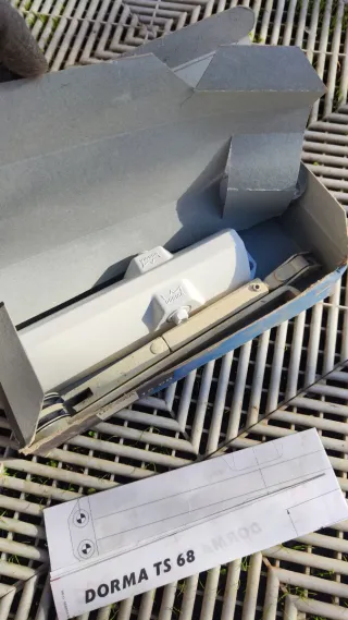 Cierrapuertas TS 68 plata DORMA