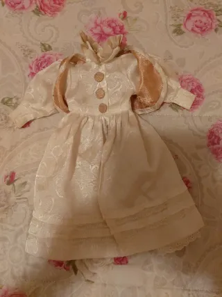 Bambola di porcellana con vestito floreale