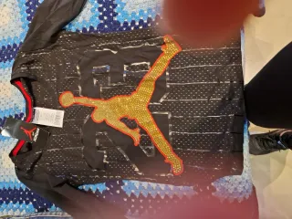 Camiseta Jordan Negra y Dorada