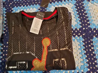 Camiseta Jordan Negra y Dorada