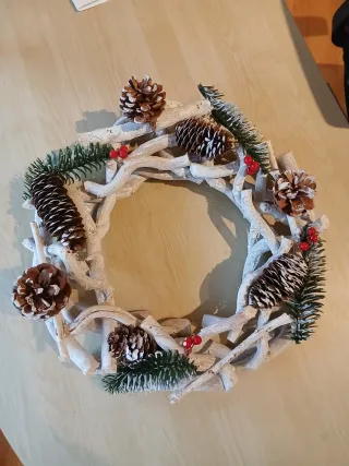 Corona Navideña Puerta Piñas y Ramas