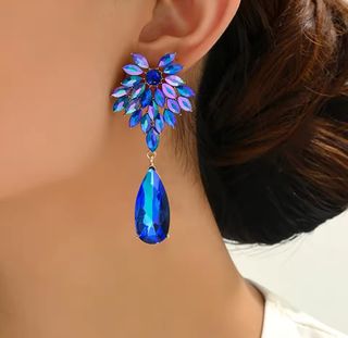 Pendientes largos azules y collar pez