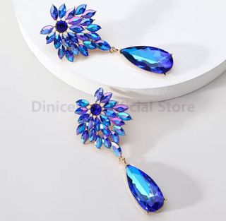 Pendientes largos azules y collar pez