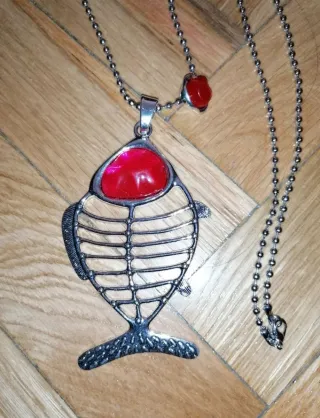 Pendientes largos azules y collar pez