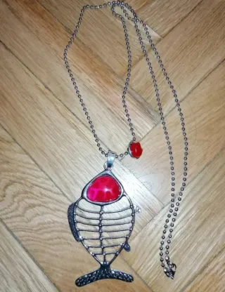 Pendientes largos azules y collar pez