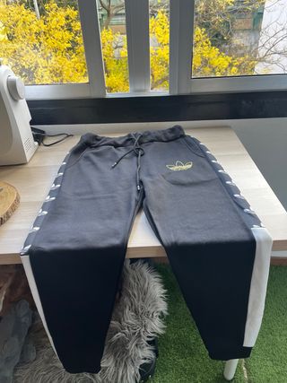 Pantalón chándal Adidas negro y blanco