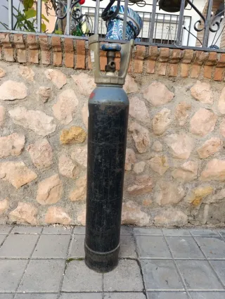 Botella de gas carbónico vacía