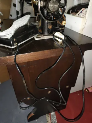 Máquina de coser antigua Singer con mueble