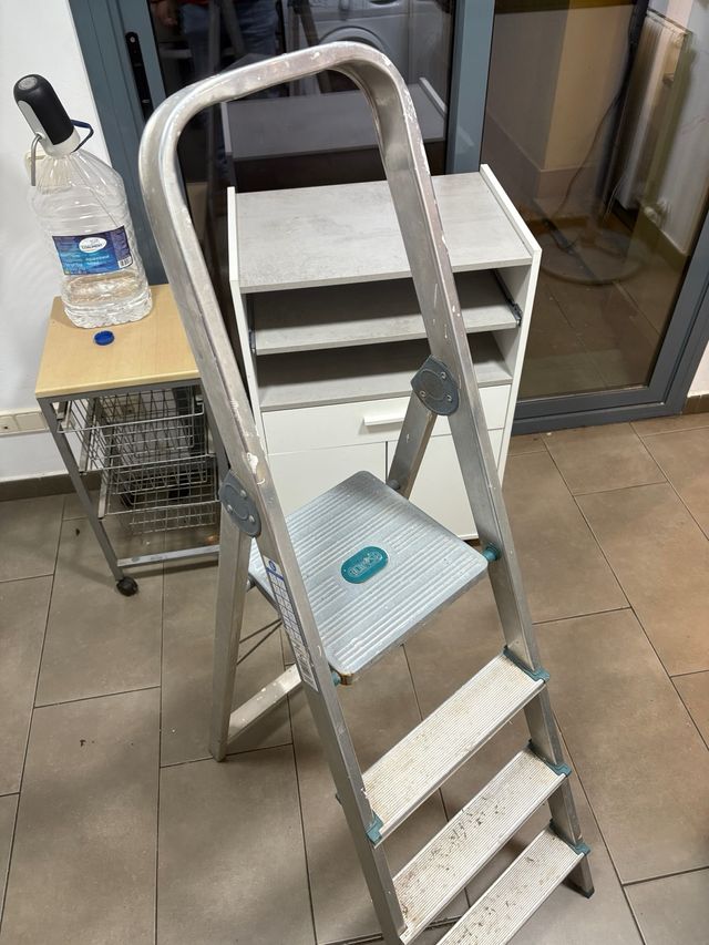 Escalera aluminio plegable 4 peldaños