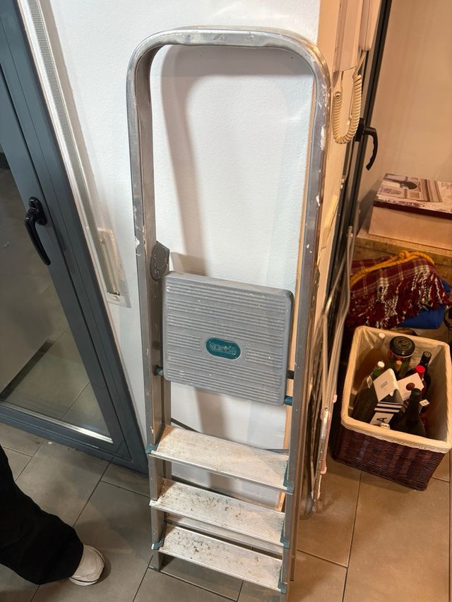 Escalera aluminio plegable 4 peldaños