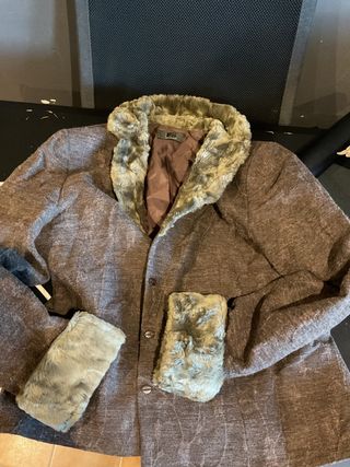 Rebeca marrón y gris con cuello de pelo