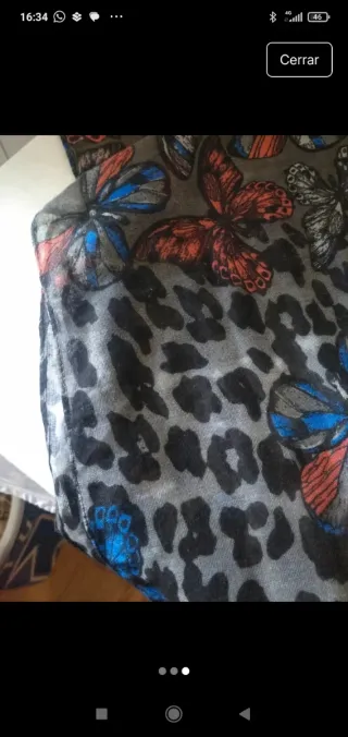 Pashmina gris con estampado de mariposas