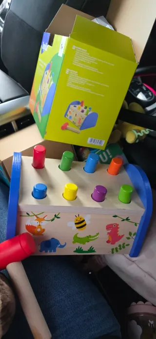 Banco de golpeo infantil con martillo