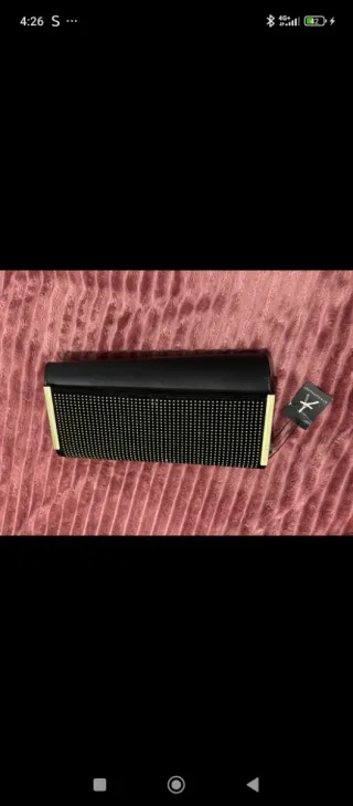 Cartera de mano negra y dorada