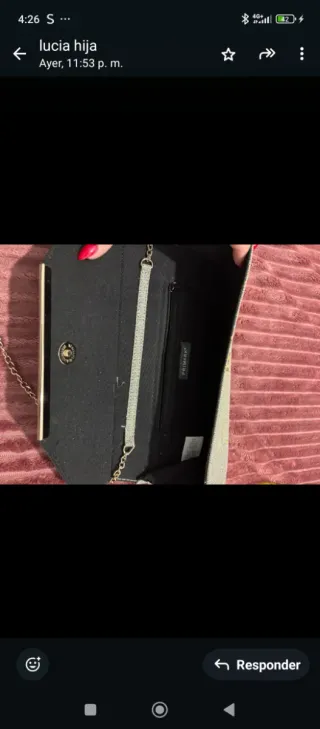 Cartera de mano negra y dorada