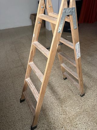 Escalera plegable de madera