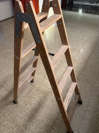 Escalera plegable de madera