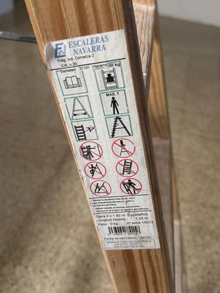 Escalera plegable de madera