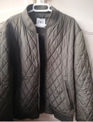 Cazadora Zara acolchada hombre verde militar.