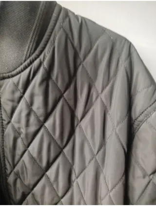 Cazadora Zara acolchada hombre verde militar.