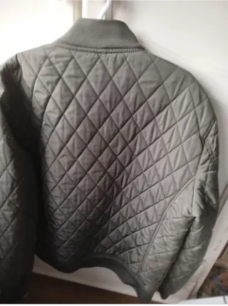 Cazadora Zara acolchada hombre verde militar.