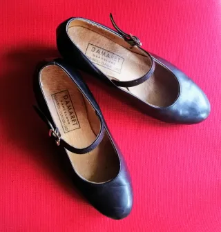 Zapatos de baile negros con chapa punta y tacón.