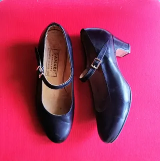 Zapatos de baile negros con chapa punta y tacón.