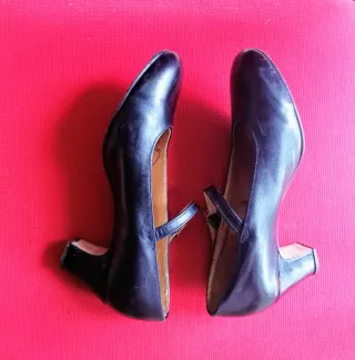 Zapatos de baile negros con chapa punta y tacón.