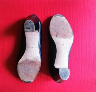 Zapatos de baile negros con chapa punta y tacón.