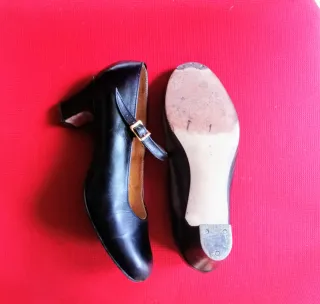 Zapatos de baile negros con chapa punta y tacón.