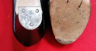 Zapatos de baile negros con chapa punta y tacón.