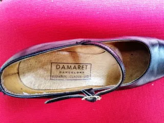 Zapatos de baile negros con chapa punta y tacón.