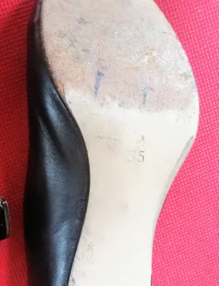 Zapatos de baile negros con chapa punta y tacón.