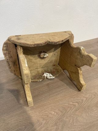 Banqueta antigua de madera para restaurar