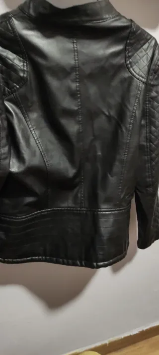 Cazadora efecto piel negra