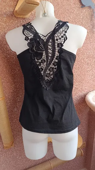 Camiseta negra con encaje en espalda