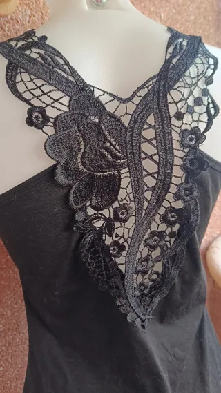 Camiseta negra con encaje en espalda